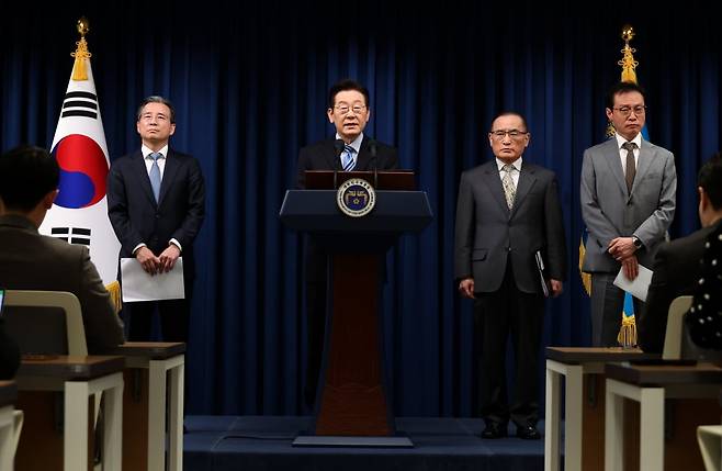 이재명 대통령이 14일 서울 용산 대통령실 기자회견장에서 한미 팩트시트 타결과 관련해 발표하고 있다. 왼쪽부터 김용범 정책실장, 이재명 대통령, 위성락 국가안보실장, 이규연 홍보소통수석. 사진=연합뉴스