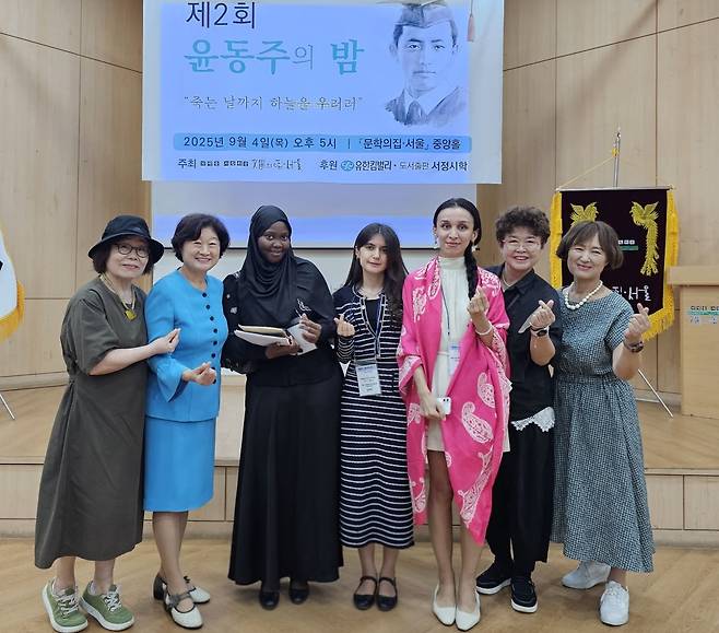 세네갈 유학생 사르마리 비개, 아제르바이잔의 레일라·후세인자대와 함께.