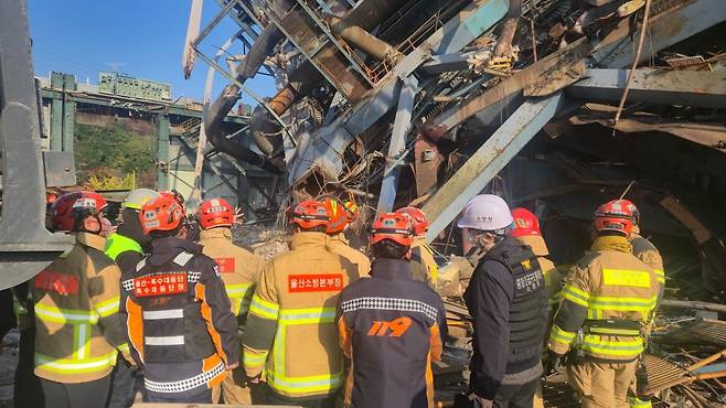 울산화력발전소 보일러 타워 붕괴 사고 9일째인 14일 오전 발전소 현장에서 중장비를 동원한 수색 작업이 밤낮없이 이어지고 있는 가운데 구조대원 등 구조팀 관계자들이 수색 계획에 대해 논의하고 있다. /사진=연합뉴스