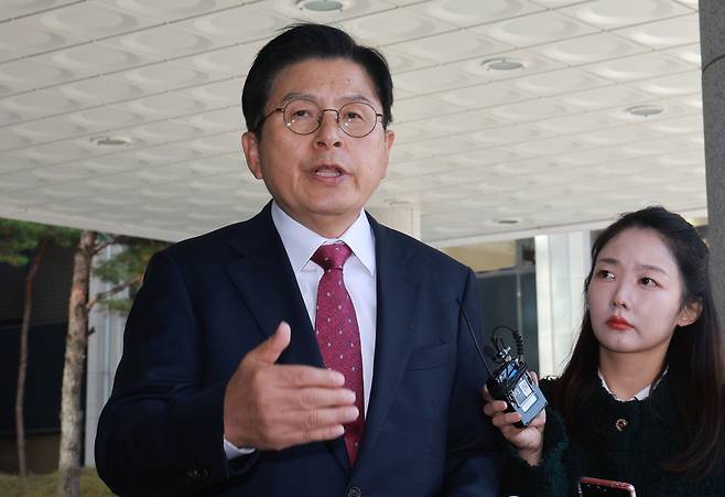 내란 선동 혐의를 받는 황교안 전 국무총리가 12일 서울 서초구 서울고검에 마련된 내란 특검 사무실로 체포되며 입장을 밝히고 있다. 연합뉴스.