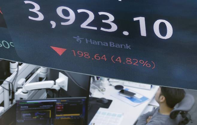 A screen in Hana Bank's trading room in central Seoul shows the Kospi opening on Nov. 5. From November 4 to 7, the Korean stock market fell sharply and displayed heightened volatility. [NEWS1]