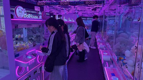 Poeple are playing claw machines at DollHouse in Hongdae in western Seoul's Mapo District on Nov. 9. [WOO JI-WON]
