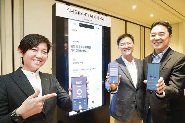 캐런 티오 구글 부사장과 LG유플러스 이재원 컨슈머부문장, 이상엽 최고기술책임자(왼쪽부터)가 13일 ‘익시오 AI 에이전트’ 기능을 소개하고 있다. LG유플러스 제공