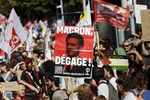 지난 9월 18일(현지시각) 프랑스 니스에서 열린 시위에서 한 참가자가 “마크롱, 나가!”라고 적힌 손팻말을 들고 있다. [EPA = 연합뉴스]