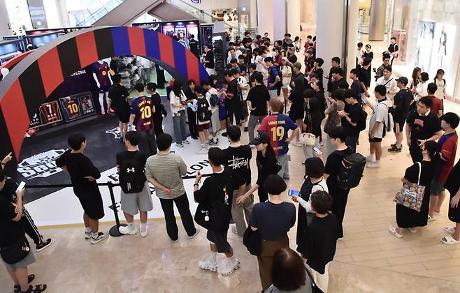 형지엘리트의 스포츠 브랜드 윌비플레이가 FC바르셀로나 내한으로 열리는 FC서울과의 친선 경기를 기념하기 위해 잠실 롯데월드몰에서 두 구단의 굿즈를 만나볼 수 있는 팝업존을 열었다 [형지엘리트 제공]