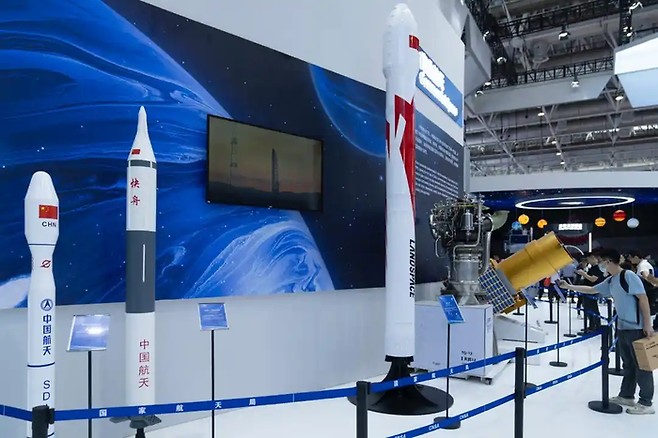 지난해 11월 광둥성 주하이에서 열린 제15회 중국 국제항공우주박람회에 전시된 항천과기그룹의 상업용 우주 로켓 제품.  <펑미엔신문>
