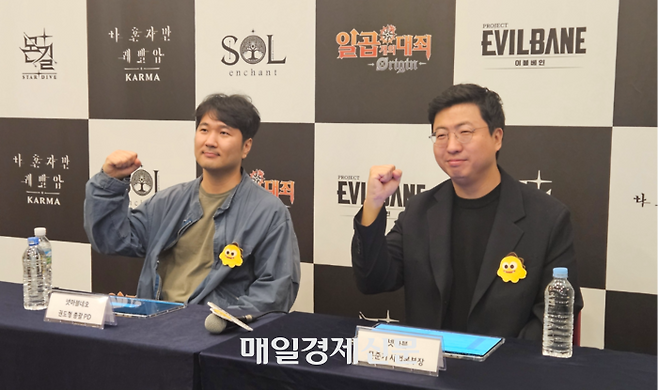 권도형 넷마블네오 총괄 PD(왼쪽)와 문준기 넷마블 사업본부장이 13일 부산 해운대구 벡스코에서 신작을 소개하는 인터뷰를 진행하고 있다. [이가람 기자]