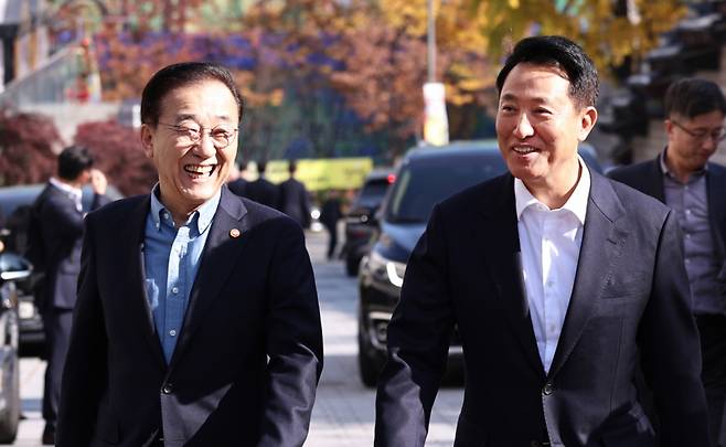 김윤덕 국토교통부 장관(왼쪽)과 오세훈 서울시장이 13일 서울 중구의 한 한식당에서 오찬 면담을 마친 뒤 브리핑 장소로 이동하며 대화하고 있다. /사진=뉴스1