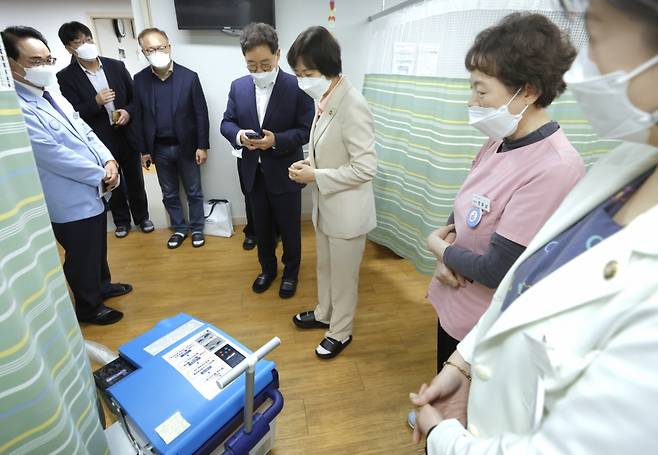 이스란 보건복지부 1차관이 14일 서울특별시립 남부노인전문요양원에서 큐라코의 배설케어로봇 설명을 듣고 있다./사진제공=보건복지부