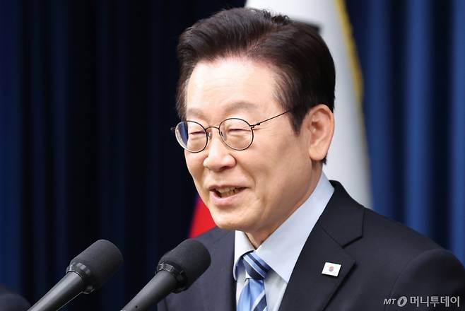 (서울=뉴스1) 허경 기자 = 이재명 대통령이 14일 서울 용산 대통령실 청사에서 한·미 팩트시트 타결 결과를 발표한 뒤 기자들의 질문에 답변하고 있다. 2025.11.14/뉴스1  Copyright (C) 뉴스1. All rights reserved. 무단 전재 및 재배포,  AI학습 이용 금지. /사진=(서울=뉴스1) 허경 기자