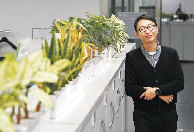 정희원 서울시 건강총괄관이 지난 3일 서울시청에서 문화일보와 인터뷰하기 전 기념 촬영을 하고 있다.  윤성호 기자