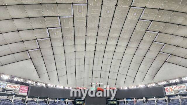 때가 탄 일본 도쿄돔 천장./도쿄(일본)=김경현 기자