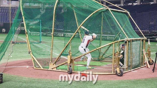 타격 연습 중인 안현민./도쿄(일본)=김경현 기자