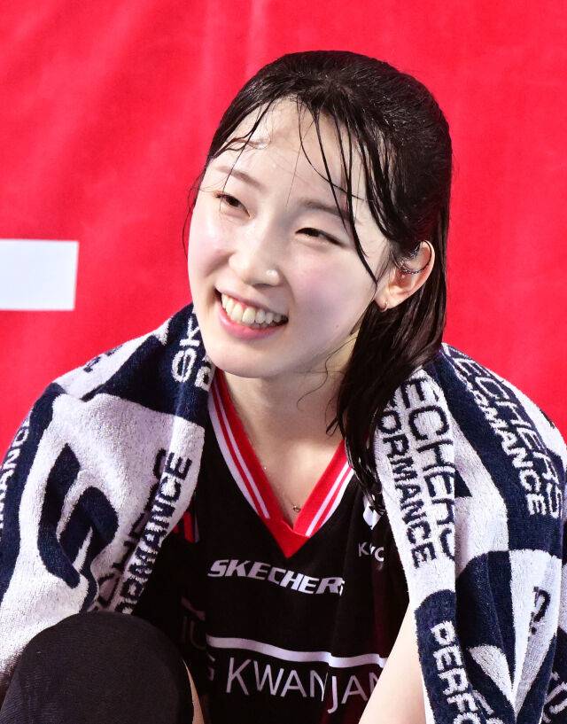 정관장 최서현이 동료들의 물세례 축하를 받고 환하게 웃고 있다 / 한국배구연맹(KOVO)