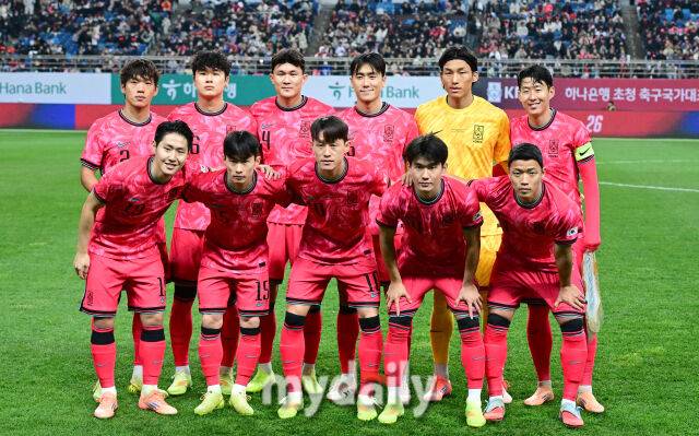 2025년 11월 14일 오후 대전월드컵경기장에서 대한민국과 볼리비아의 친선경기가 열렸다.경기 전 선수들이 기념촬영을 하고 있다./대전월드컵경기장=유진형 기자