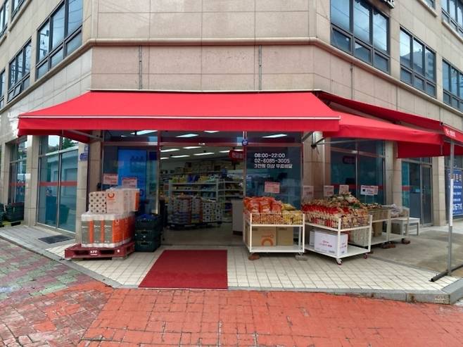 ‘편의점과 SSM(기업형 슈퍼마켓) 사이’를 표방했던 킴스편의점이 사업 개시 2년 5개월만에 결국 사업 철수를 결단했다. 사진은 킴스편의점 염창점 모습  [이랜드그룹 제공]