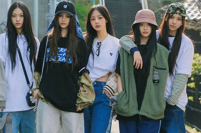 [서울=뉴시스] 후지와라 히로시 X 뉴진스 협업. (사진 = 어도어 제공) 2025.10.28. photo@newsis.com *재판매 및 DB 금지