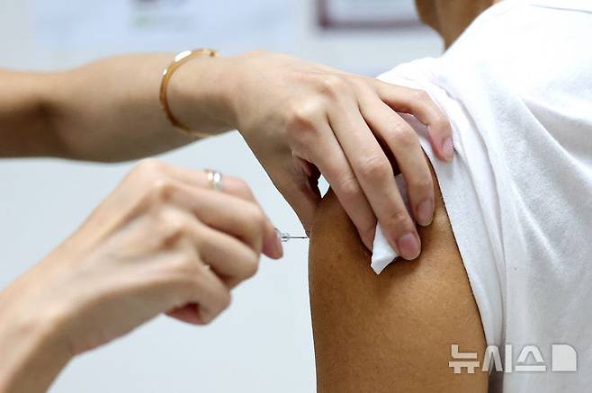 [대구=뉴시스] 이무열 기자 = 75세 이상 고령층에 대한 인플루엔자(독감) 무료 접종이 시작된 지난 15일 대구의 한 병원에서 어르신이 독감 무료 예방 접종을 받고 있는 모습. 2025.10.15. lmy@newsis.com