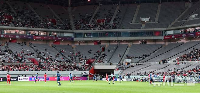 [서울=뉴시스] 이영환 기자 = 14일 오후 서울 마포구 서울월드컵경기장에서 열린 하나은행 초청 축구국가대표팀 친선경기 대한민국과 파라과이의 경기, 관중석 곳곳이 비어있다. 2025.10.14. 20hwan@newsis.com