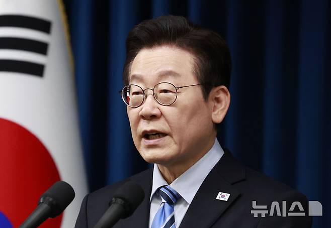 [서울=뉴시스] 최동준 기자 = 이재명 대통령이 14일 서울 용산 대통령실에서 한·미 간 관세·안보 합의를 문서화하는 '조인트 팩트시트(JFS·합동설명자료)' 관련 발표를 하고 있다. 2025.11.14. photocdj@newsis.com