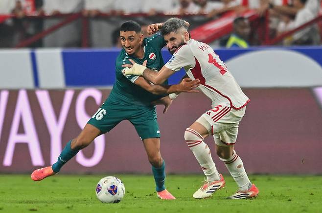 [아부다비=AP/뉴시스] 아랍에미리트(UAE·오른쪽), 이라크와의 2026 국제축구연맹(FIFA) 북중미 월드컵 아시아 지역 5차 예선 1차전서 1-1 무. 2025.11.13.