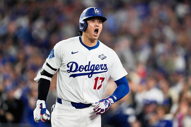 [로스엔젤레스=AP/뉴시스]메이저리그(MLB) LA 다저스의 오타니 쇼헤이가 27일(현지 시간) 미국 캘리포니아주 다저스타디움에서 열린 2025 MLB 포스트시즌 월드시리즈 3차전에 1번 지명 타자로 선발 출전해 7회말 동점 솔로포를 작렬한 뒤 포효하고 있다. 2025.10.28.