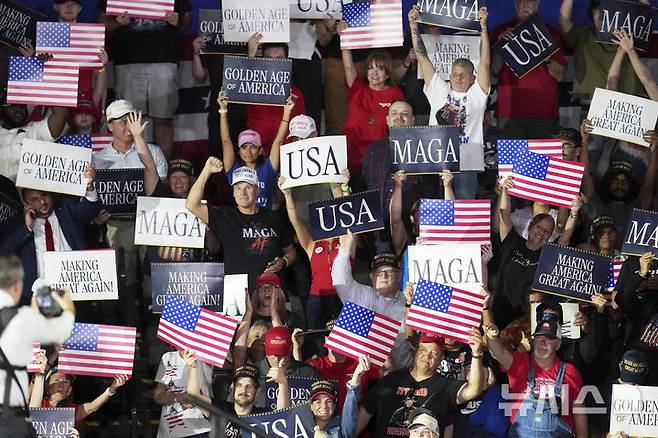 [워런(미시간주)=AP/뉴시스] 지난 4월 29일(현지 시간) 미국 미시간주 워런의 머콤 카운티 커뮤니티 컬리지 스포츠 엑스포 센터에서 열린 도널드 트럼프 미국 대통령 취임 100일 기념집회에서 지지자들이 환호하는 모습. (사진=뉴시스DB) 2025.11.14.
