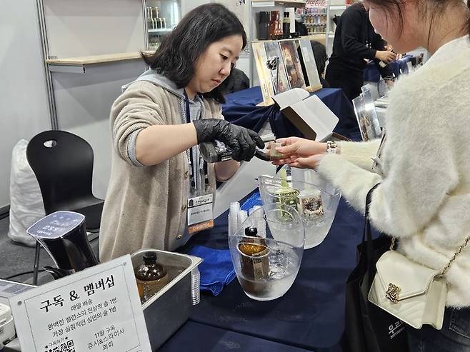 [서울=뉴시스] 박광온 기자 = 14일 오후 서울 서초구 aT센터에서 열린 15회 우리술 대축제 행사장에서 관람객들이 시음하고 있는 모습. 2025.11.14. lighton@newsis.com *재판매 및 DB 금지