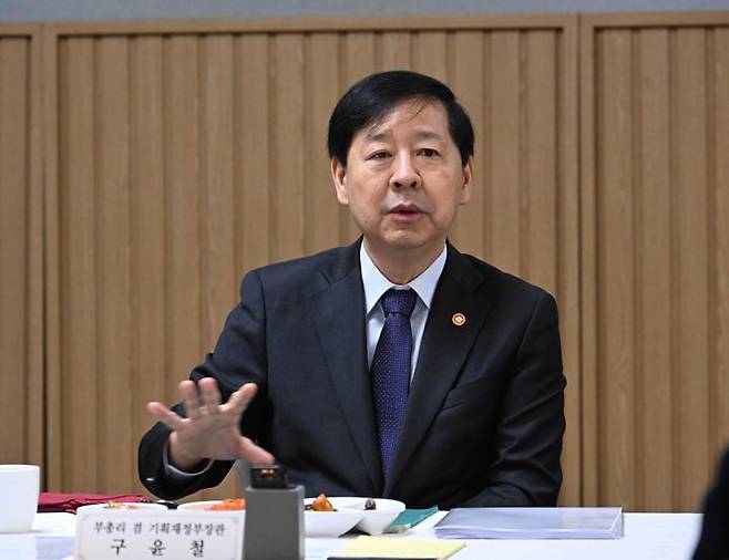 [서울=뉴시스] 구윤철 부총리 겸 기획재정부 장관이 14일 서울 종로구 정부서울청사에서 열린 '제7기 중장기전략위원회 출범식'에서 인사말을 하고 있다. (사진=기획재정부 제공) 2025.11.14. photo@newsis.com *재판매 및 DB 금지
