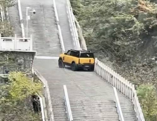 하늘계단 오르다 미끄러져 난간 파손한 체리자동차 SUV [웨이보 캡처. 연합뉴스]