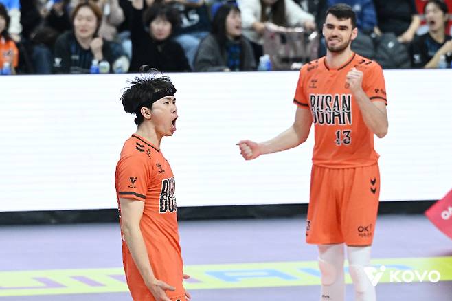 득점에 성공한 뒤 환호하는 전광인(왼쪽). KOVO