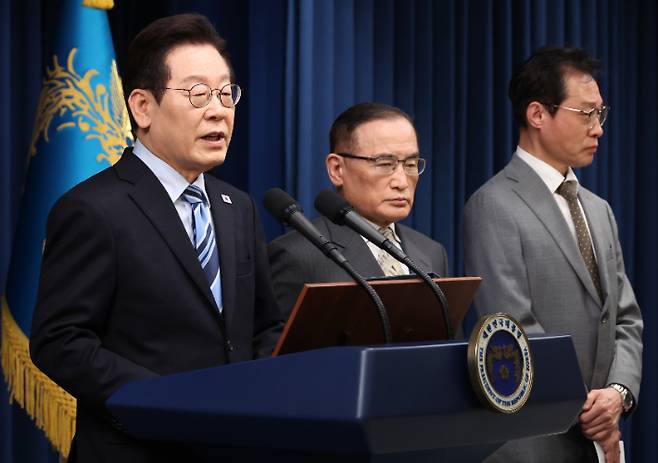 이재명 대통령이 14일 서울 용산 대통령실 기자회견장에서 한미 팩트시트 타결과 관련해 발표를 마친 뒤 취재진 질문에 답하고 있다. 연합뉴스