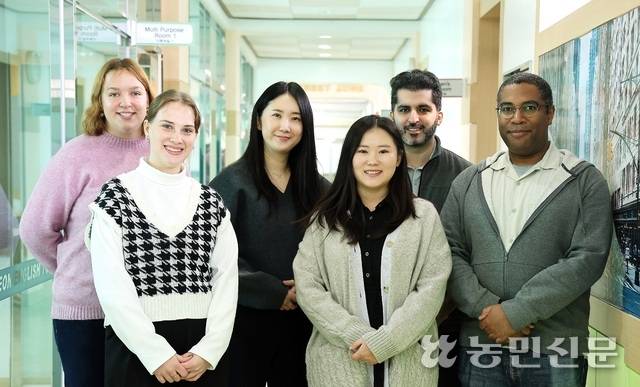 수업을 맡은 원어민 교사와 교직원들.