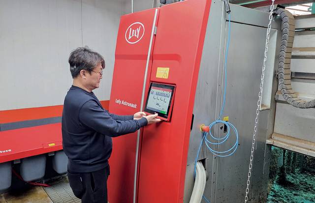 강원 철원 <민재목장>은 로봇착유기를 도입해 인건비의 절반을 줄이고 노동 강도를 낮추는 데 성공했다.