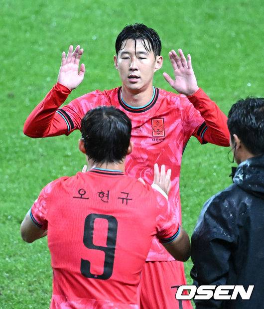 [OSEN=서울월드컵경기장, 이대선 기자] 홍명보 감독이 이끄는 대한민국 대표팀은 10일 오후 서울월드컵경기장에서 '세계 최강' 브라질과 A매치 평가전을 가졌다.한국이 브라질을 상대로 마지막으로 웃은 건 1999년 3월 28일이었다. 당시 잠실에서 열린 친선경기에서 김도훈의 결승골로 1-0 승리를 거뒀다. 다만, 그 승리가 마지막이었다. 한국은 브라질을 상대로 1승 1무 8패에 그쳤다. 브라질과의 이번 경기는 단순한 친선전이 아닌, 2026 북중미 월드컵을 향한 본격적인 시험대다.&nbsp;후반 한국 손흥민이 오현규와 교체되고 있다. 2025.10.10 /sunday@osen.co.kr