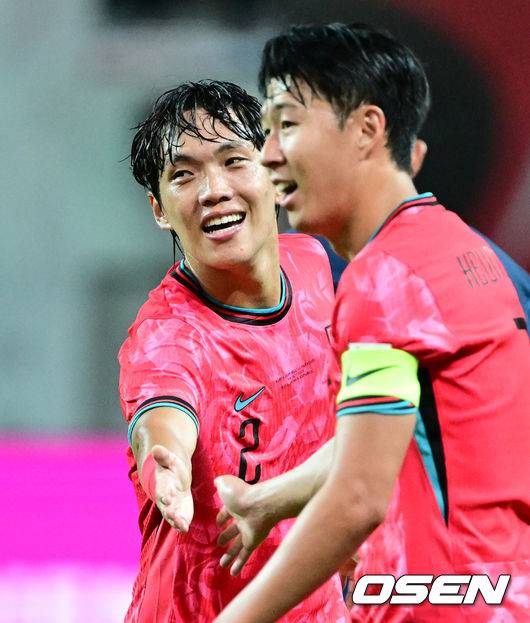 [OSEN=서울월드컵경기장, 조은정 기자]한국 축구가 안방에서 '남미 강호' 파라과이를 물리치며 사상 최초의 2026 국제축구연맹(FIFA) 북중미 월드컵 포트 2 확보에 청신호를 켰다.한국 축구대표팀은 14일 오후 8시&nbsp;서울월드컵경기장에서 열린 A매치&nbsp;친선 경기에서 파라과이를 2-0으로 제압했다. 지난 10일 일본 원정에서 2-2로 비기고 온 파라과이는 한국에 덜미를 잡히며 10월 아시아 투어를 1무 1패로 마감하게 됐다.전반 대한민국 이명재가 손흥민과 하이파이브를 하고 있다. 2025.10.14 /cej@osen.co.kr