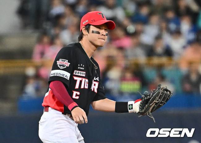 [OSEN=대구, 이석우 기자] 23일 대구삼성라이온즈파크에서 2025 신한 SOL 뱅크 KBO 리그 삼성 라이온즈와 KIA 타이거즈의 경기가 열렸다. 홈팀 삼성은 황동재가, 방문팀 KIA는 네일이 선발 출전했다. KIA 타이거즈 주장 나성범을 대신해 임시 주장을 맡은 박찬호가 ‘C’자가 박힌 유니폼을 입고 경기를 하고 있다. 2025.05.23 / foto0307@osen.co.kr