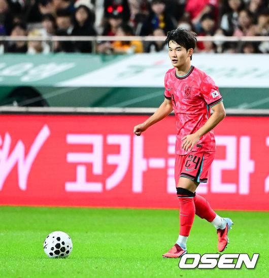 [OSEN=서울월드컵경기장, 지형준 기자] 한국 축구가 안방에서 '남미 강호' 파라과이를 물리치며 사상 최초의 2026 국제축구연맹(FIFA) 북중미 월드컵 포트 2 확보에 청신호를 켰다.한국 축구대표팀은 14일 오후 8시&nbsp;서울월드컵경기장에서 열린 A매치&nbsp;친선 경기에서 파라과이를 2-0으로 제압했다. 지난 10일 일본 원정에서 2-2로 비기고 온 파라과이는 한국에 덜미를 잡히며 10월 아시아 투어를 1무 1패로 마감하게 됐다.전반 한국 김진규가 패스할 곳을 찾고 있다. 2025.10.14. /jpnews@osen.co.kr