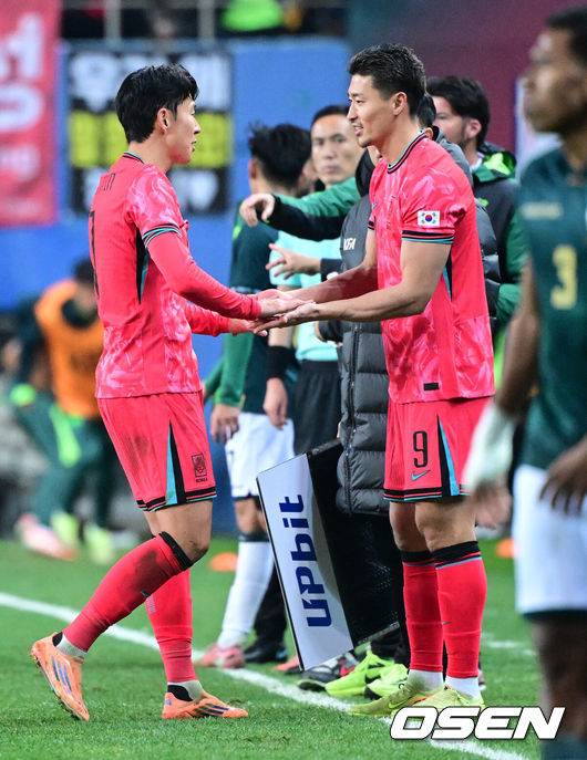 [OSEN=대전, 최규한 기자] 14일 오후 대전월드컵경기장에서 대한민국과 볼리비아의 축구 국가대표팀 평가전이 열렸다.홍명보호는 내년 6월 열리는 2026 국제축구협회(FIFA) 북중미월드컵을 앞두고 월드컵 남미 예선에서 7위를 거두며 플레이오프에 진출한 볼리비아를 상대로 본선에서의 경쟁력을 시험할 기회를 갖는다.후반 한국 조규성이 교체 투입 되며 손흥민과 인사를 나누고 있다. 2025.11.14 / dreamer@osen.co.kr