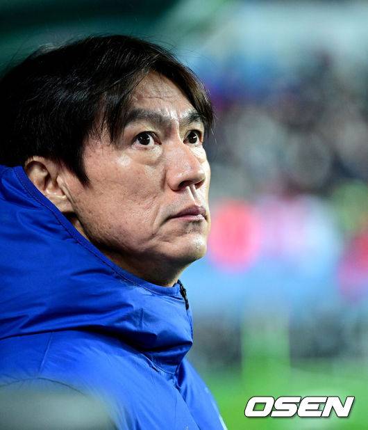 [OSEN=대전, 최규한 기자] 14일 오후 대전월드컵경기장에서 대한민국과 볼리비아의 축구 국가대표팀 평가전이 열렸다.홍명보호는 내년 6월 열리는 2026 국제축구협회(FIFA) 북중미월드컵을 앞두고 월드컵 남미 예선에서 7위를 거두며 플레이오프에 진출한 볼리비아를 상대로 본선에서의 경쟁력을 시험할 기회를 갖는다.경기를 앞두고 한국 홍명보 감독이 피치를 주시하고 있다. 2025.11.14 / dreamer@osen.co.kr