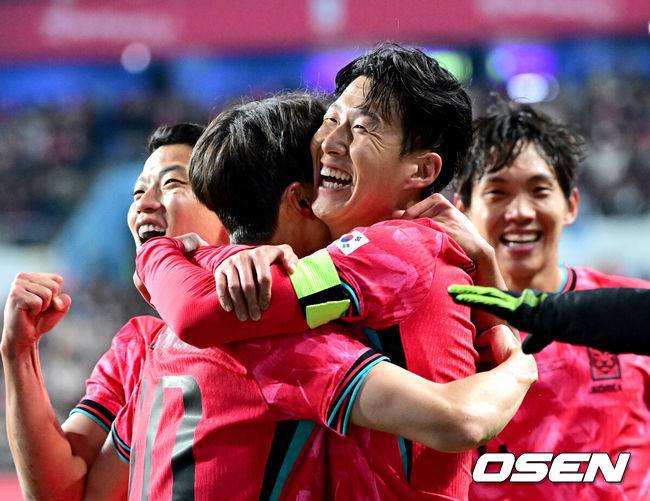 [OSEN=대전, 최규한 기자] 14일 오후 대전월드컵경기장에서 대한민국과 볼리비아의 축구 국가대표팀 평가전이 열렸다.홍명보호는 내년 6월 열리는 2026 국제축구협회(FIFA) 북중미월드컵을 앞두고 월드컵 남미 예선에서 7위를 거두며 플레이오프에 진출한 볼리비아를 상대로 본선에서의 경쟁력을 시험할 기회를 갖는다.후반 한국 손흥민이 프리킥으로 선제골을 작렬시킨 뒤 동료들과 기뻐하고 있다. 2025.11.14 / dreamer@osen.co.kr