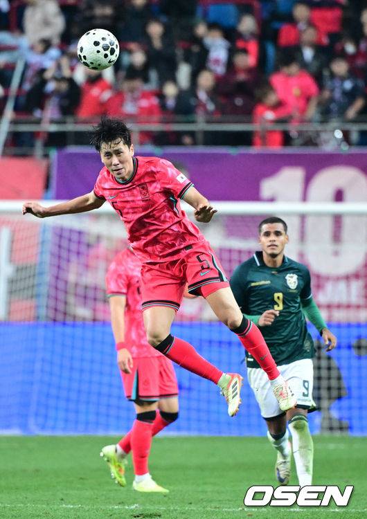 [OSEN=대전, 최규한 기자] 1년 8개월 만에 대표팀으로 돌아온 조규성이 골맛을 봤다. 손흥민도 프리킥 득점으로 한국을 승리로 이끌었다.홍명보 감독이 이끄는 한국축구대표팀(FIFA 랭킹 22위)은 14일 대전월드컵경기장에서 볼리비아(76위)와 11월 A매치 1차전을 치러 2-0으로 승리했다. 후반 한국 원두재가 헤더로 공을 걷어내고 있다. 2025.11.14 / dreamer@osen.co.kr