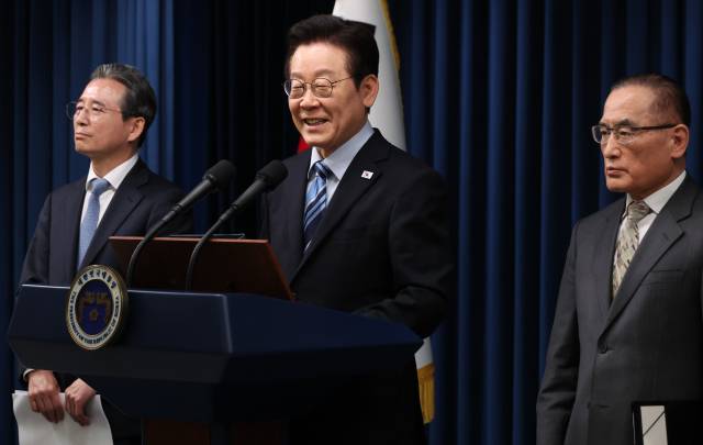 ▲이재명 대통령이 14일 서울 용산 대통령실에서 한미 관세·안보 협상 '조인트 팩트시트'(공동 설명자료) 최종 합의를 발표하고 있다. 왼쪽부터 김용범 정책실장, 이 대통령, 위성락 국가안보실장. ⓒ연합뉴스