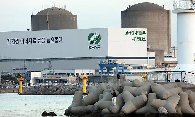 고리원자력발전소 2호기의 계속운전이 승인된 13일 부산 기장군의 한 마을에서 바라본 고리원전 2호기(오른쪽)와 영구 정지 8년 만인 지난 6월 해체가 결정된 고리원전 1호기 모습. 뉴시스
