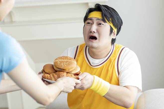 과체중이거나 비만한 경우 하루에 섭취하는 열량(에너지)을 줄이고, 통곡류·콩류·채소·생과일 같은 양질의 탄수화물을 섭취하면서 소금 섭취는 하루 5그램(g) 이내로 줄이는 등 건강한 식단을 유지하는 것이 좋다. 사진 클립아트