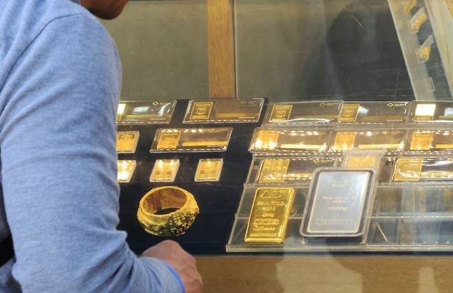 13일 미국 연방정부 셧다운 해제를 앞두고 국제 금값이 20여일 만에 4200달러 선을 회복했다. 한국금거래소에 따르면 이날 오후 3시 56분 현재 금 현물 가격은 온스당 4213.27달러를 기록했다. 사진은 서울 종로구 한 귀금속 판매점 진열대에 금 상품이 비치된 모습. 연합뉴스