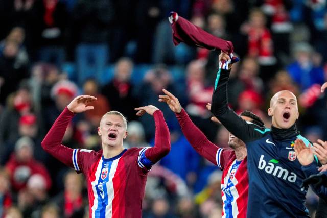 14일 에스토니아전 승리 후 환호하는 노르웨이 대표팀의 엘링 홀란(왼쪽). 로이터연합뉴스