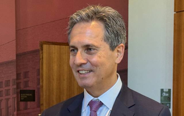 올해 연준 FOMC 투표권을 갖는 알베르토 무살렘 세인트루이스 연방준비은행 총재. 그는 13일(현지 시간) 인디애나주에서 열린 에반스빌 지역경제 협력 행사에서 “우리는 매우 신중하게 나아가야 한다”며 “추가 완화를 할 수 있는 여지가 제한적이라고 생각하기 때문”이라고 말했다. 로이터연합뉴스