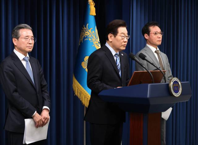 이재명 대통령이 14일 서울 용산 대통령실 기자회견장에서 한미 팩트시트 타결과 관련해 발표하고 있다. 연합뉴스