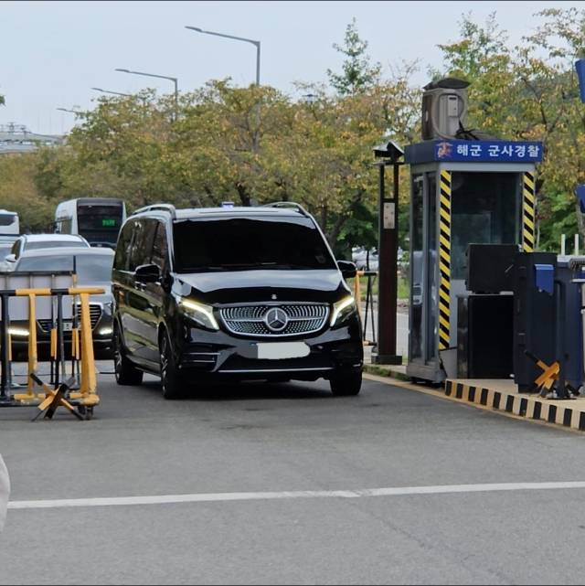 임세령 대상그룹 부회장 등을 태운 것으로 추정되는 검은색 밴이 9월 15일 139기 해군 학사사관 후보생 입영식이 열린 경남 창원시 해군사관학교 정문을 빠져나오고 있다.창원=허진 기자